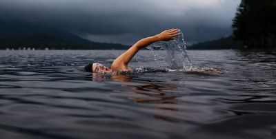 Zwemmen, cardiotraining en fietsen zijn uitstekende sportkeuzes voor mensen die herstellen van tendinitis.